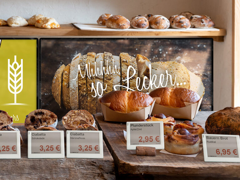 Elektronische Preisschilder von xplace in einer Ladentheke einer Bäckerei